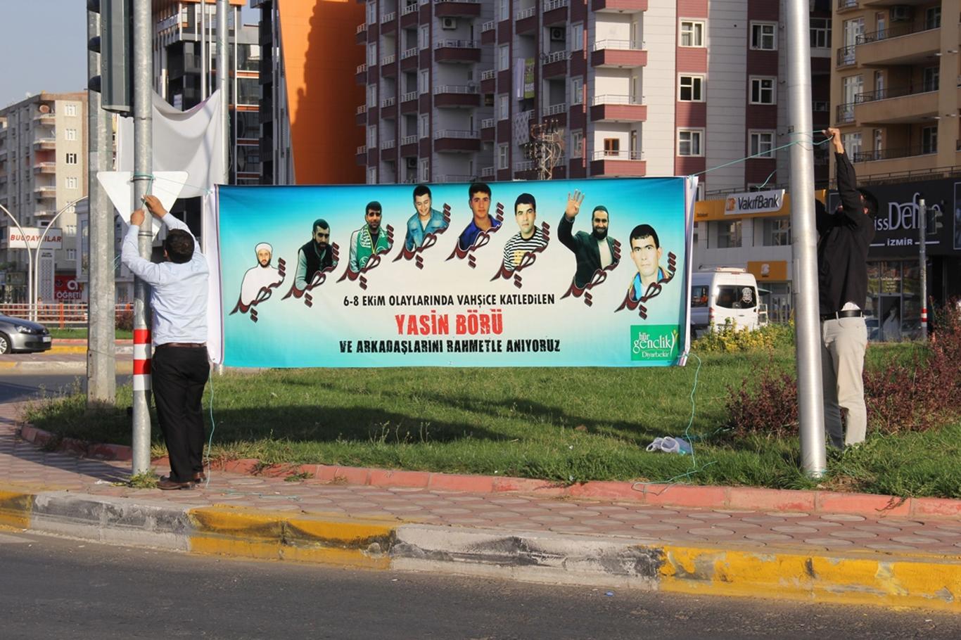 Şehit Yasin ve arkadaşlarının afişleri asıldı  